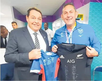  ?? Photo / Supplied ?? Steve Hansen and Namibia coach Phil Davies swap jerseys after the match.