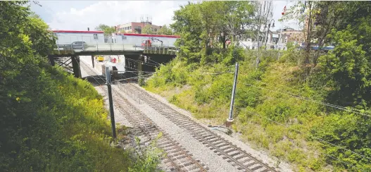  ?? ALLEN McINNIS ?? Planners of the REM constructi­on project have come to an agreement with the Town of Mount Royal to cover this section of the train tracks running between the bridges on Laird Blvd. and Cornwall Ave.