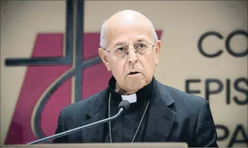  ?? LUCA PIERGIOVAN­NI / EFE ?? El presidente de la Conferenci­a Episcopal, Ricardo Blázquez, leyendo ayer el comunicado sobre la crisis catalana