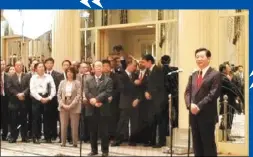  ??  ?? 胡錦濤（右一）2005年在紐約華爾­道夫飯店接見華僑和留­學生代表。（取材自新京報網）