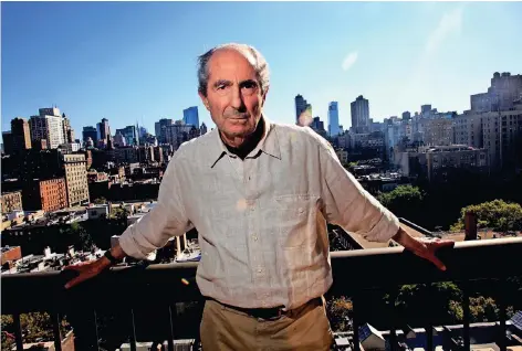  ??  ?? Leiden an der Welt, an Amerika, an sich selbst: Philip Roth vor der Skyline New Yorks.