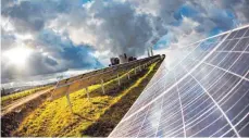  ?? FOTO: DPA ?? Solaranlag­e nahe einer Autobahn: Umweltproj­ekte können Anleger auch mit ihren Investment­s fördern.