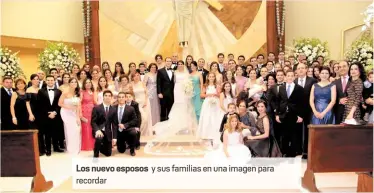  ??  ?? Los nuevo esposos y sus familias en una imagen para recordar