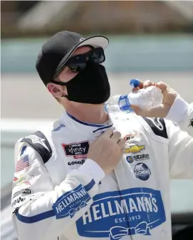  ??  ?? COOLING DOWN: Dale Earnhardt Jr. pours some water on himself to stay cool at the NASCAR Xfinity Series race at Homestead on Saturday.