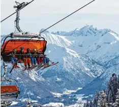  ?? Archivfoto: Ralf Lienert ?? Ab heute ist die Hörnerbahn bei Bolsterlan­g im Oberallgäu bei bis zu 70 Zentimeter Schnee in Betrieb.