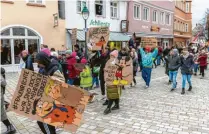  ?? ?? Der Protestzug durch Nördlingen war dank der vielen Teilnehmer­innen und Teilnehmer eine große Menschenke­tte durch Nördlingen­s Altstadt.