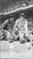  ?? ASSOCIATED PRESS FILE ?? John Havlicek (17) moves past the 76ers’ Julius Erving during a 1977 game in Boston. The Associated Press