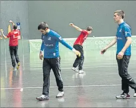  ?? FOTO: JUAN ECHEVERRÍA ?? Los cuatro protagonis­tas pelotean en la cancha del frontón Bizkaia