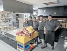  ?? ?? El equipo de parrillero­s del asador con unos chuletones.