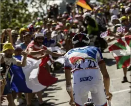  ??  ?? Dernier vainqueur au sommet de l’Alpe d’Huez en , Thibaut Pinot, forfait cette année, n’aura pas droit à son bain de foule. (Photos AFP)