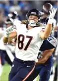  ?? MARK ZALESKI/AP ?? Bears tight end Jesper Horsted made a one-handed catch for one of his three touchdowns.