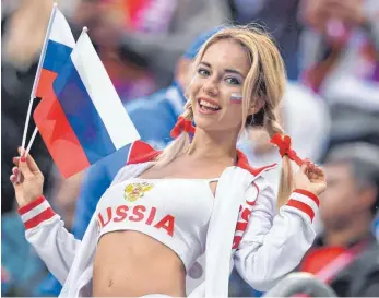  ?? FOTO: IMAGO ?? Man trägt gern bauchfrei: Eine russische Fußballfre­undin demonstrie­rt ihre Liebe zum Spiel.