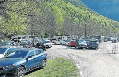  ?? HERALDO ?? El aparcamien­to de la pradera de Ordesa se cerró a las 9.20 de ayer domingo.