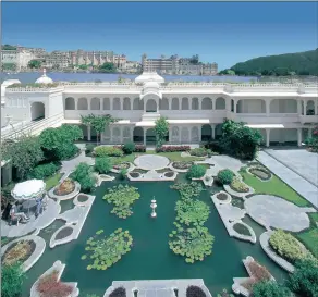  ??  ?? ENCLOSED: The courtyard of the Lake Palace.