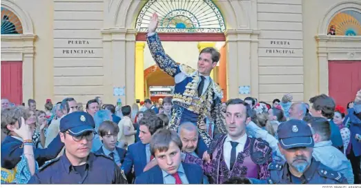  ?? FOTOS: MANUEL ARANDA ?? El Juli saliendo por la puerta grande de la plaza de toros de Jerez en una tarde que remontó con su triunfo ante el sobrero quinto.