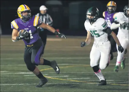  ?? RANDY MEYERS — FOR THE MORNING JOURNAL ?? Avon running back Devon Hunter runs past Highland’s Noah Robinson at the corner for a big gain during the first quarter Oct. 24.