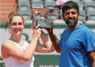  ?? AP ?? Canada’s Gabriela Dabrowski and India’s Rohan Bopanna hold the French Open trophy after winning their mixed doubles. —