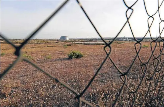  ?? DANI DUCH ?? El solitario edificio sin uso de la Ciudad de la Justicia es perfecta metáfora de la resaca causada por el pasado furor constructo­r