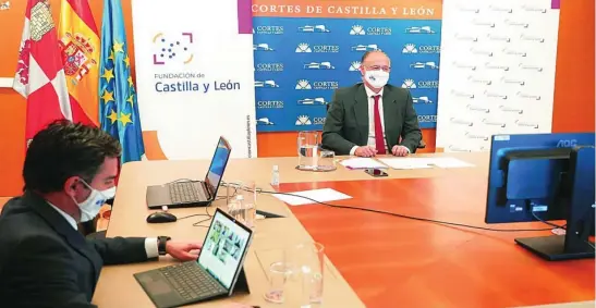  ?? DOS SANTOS/ICAL ?? El presidente de las Cortes y de la Fundación Castilla y León, Luis Fuentes, junto al director Juan Zapatero, durante la reunión telemática del Patronato