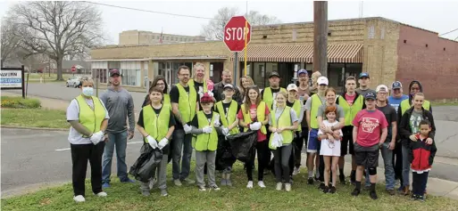  ?? Photo by Gerren Smith ?? Volunteers gather together before journeying around Malvern to collect bags of trash during the Malvern Quarterly Cleanup event Saturday.