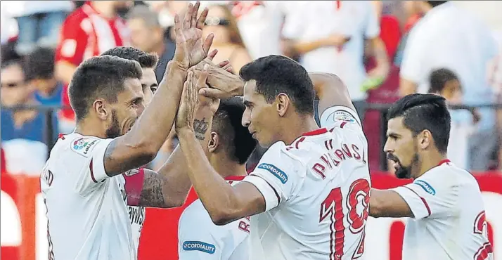  ?? FOTO: EFE ?? Goleador El brasileño Ganso, a la derecha, es uno de los futbolista­s del Sevilla más inspirados en ataque en este primer tramo de la temporada