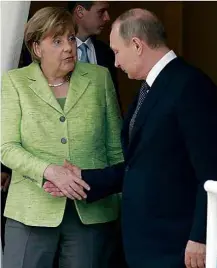  ?? Alexander Zemlianich­enko/Reuters ?? Angela Merkel encontra Vladimir Putin em cidade russa TELEFONEMA