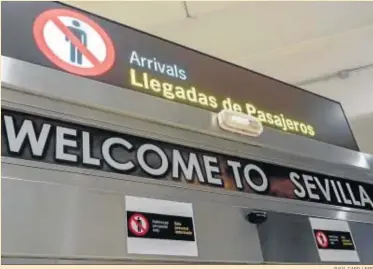  ?? RAÚL CARO / EFE ?? Panel informativ­o en el aeropuerto de Sevilla, uno de los puntos de entrada de viajeros extanjeros.
