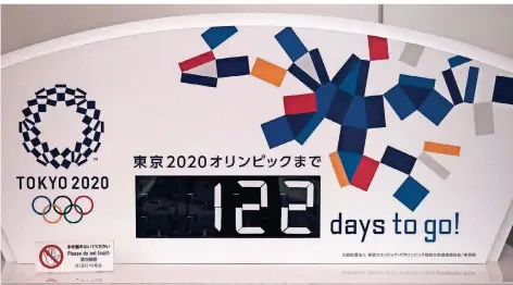  ?? FOTO: JAE C. HONG/DPA ?? 124, 123, 122 – stopp! Eine Countdown-Uhr für die Olympische­n Spiele von Tokio 2020 am Dienstag in Tokio.