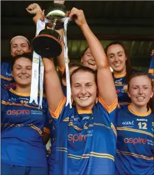  ??  ?? Wicklow captain Sarah Hogan lifts the cup.