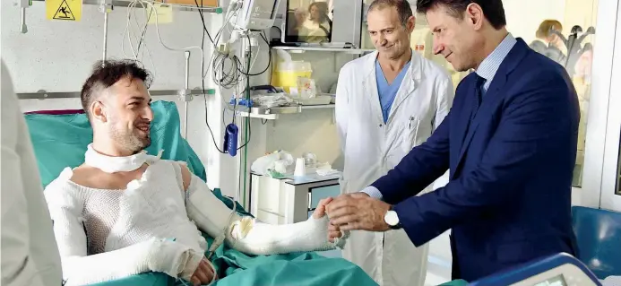  ??  ?? In ospedale Il premier Giuseppe Conte all’ospedale Bufalini di Cesena visita l’agente di polizia Riccardo Muci coinvolto nell’esplosione dell’altro ieri sul raccordo tra la A1 e la A14 a Borgo Panigale