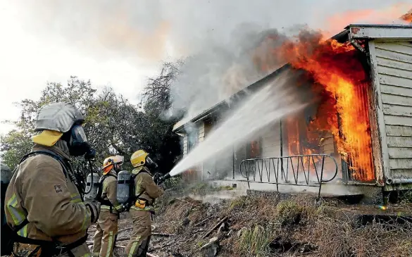  ?? PHOTO: MARTIN DE RUYTER/FAIRFAX NZ ?? Volunteer and rural firefighte­rs at a house burn training exercise at Lower Moutere.