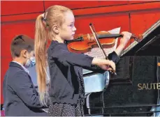  ?? FOTO: MAYER ?? Klara Hägele (Violine) und Jonas Schröder aus Schwäbisch Gmünd mit einer Sonate.