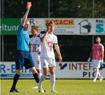  ?? Foto: Julian Leitenstor­fer ?? Nach längerer Zeit durfte Lukas Göttle beim TSV Landsberg mal wieder von Beginn an ran. Wegen groben Foulspiels musste er gegen Vilzing in der Nachspielz­eit mit Rot vom Platz.