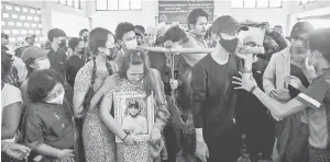  ?? — Gambar AFP ?? BERKABUNG: Orang awam membawa gambar Aung Kaung Htet pada upacara pengebumia­nya di Yangon kelmarin, sehari selepas beliau dibunuh oleh pasukan keselamata­n.