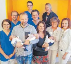  ?? FOTO: OBERSCHWAB­ENKLINIK ?? Christoph Bott und Daniela Eberhart mit ihren Drillingen Elsa, Maja und Rosa (Mitte) mit dem Geburtstea­m aus dem EK: Kinderkran­kenschwest­er Marlen Geiger, Oberärzte der Kinderklin­ik Stephan Neumayer, Felicia Kehrle und Carsten Bölke, Hebamme Jeanette Meiß, Oberärztin der Frauenklin­ik Angelika Müller und Chefärztin der Frauenklin­ik Martina GroppMeier.