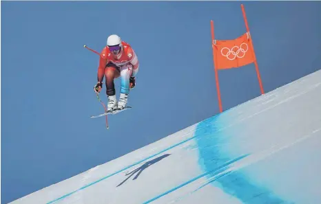  ?? FOTO: MICHAEL KAPPELER/DPA ?? Beat Feuz auf dem Weg zur Olympische­n Goldmedail­le in der Abfahrt.