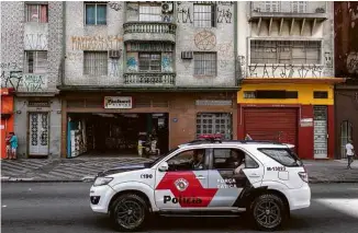  ?? Eduardo Anizelli/Folhapress ?? Policiais na av. Rio Branco, onde comerciant­es temem pela segurança