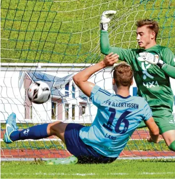  ?? Archivfoto: Horst Hörger ?? Daniel Lang (links, im Spiel gegen den FC Unterföhri­ng) wird gegen den FC Ingolstadt II wegen eines Muskelfase­rrisses nicht auf dem Platz stehen können.