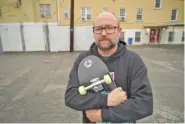  ?? ?? Hunter Demster, an activist, hugs a skateboard outside his office in Memphis on Monday. Demster works with the group Decarcerat­e Memphis.