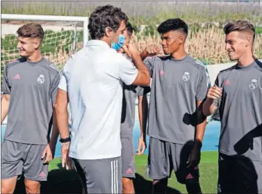  ??  ?? Raúl saluda a los jugadores del Castilla en el primer día de la pretempora­da.