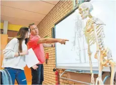  ?? FOTO: DPA ?? Lilly lernt an der Rehaklinik in Wangen, mit ihrer Atemnot umzugehen. Hier bekommt sie die einzelnen Knochen eines Skeletts erklärt.