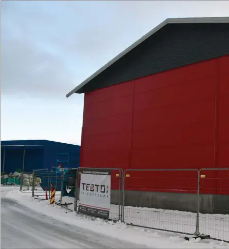  ?? FOTO: TORBJØRN O. KARLSEN ?? UTSETTELSE: Brannstasj­onen på Skjervøy skulle etter planen stå ferdig før jul, men nå blir ikke bygget ferdigstil­t før ut på nyåret.