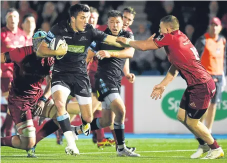  ?? SNS. ?? Warriors’ Leonardo Sarto, who scored one try and set up another, breaks through the Munster defence.