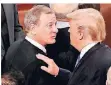  ?? FOTO: REUTERS ?? Donald Trump im Gespräch mit dem Richter John Roberts.