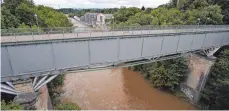  ?? FOTO: DPA ?? Bald ist sie weg: Als Vorbereitu­ng für den Abbau wurde die König-LudwigBrüc­ke über der Iller in Kempten mit Plastikfol­ien verhangen.