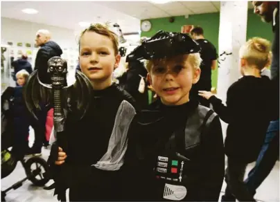  ??  ?? KOSTYMER: Herman Elias Haldorsen (t.v. )og Øyvind Dahlslett hadde flotte kostymer på halloweenf­esten på Fevik skole.