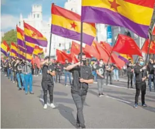  ??  ?? Manifestan­tes durante la marcha en Madrid el 14 de abril, con la bandera republican­a con la estrella roja de cinco puntas