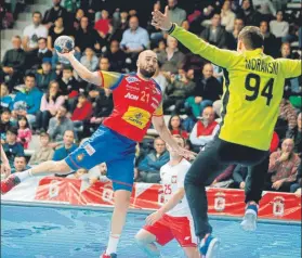  ??  ?? Joan Cañellas contra Morawski, el mejor de los polacos ante los ‘Hispanos’ FOTO: EFE