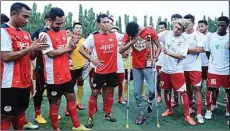  ?? WAHYUDIN/ JAWA POS ?? TERHARU: Alfin Tuasalamon­y (pakai kruk) disemangat­i rekan-rekannya dalam Trofeo Charity Matches Minggu lalu (28/6).