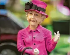  ?? Foto: Aaron Chown, PA Wire/dpa ?? Auch das hat’s schon gegeben: eine Königin Elizabeth II., die selbst zu vernaschen ist, hier als süße Dekoration­sfigur auf einem Kuchen.